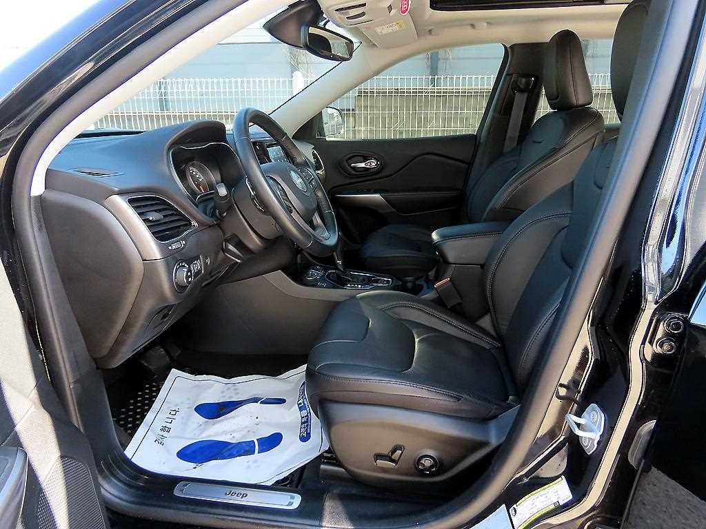 Jeep Cherokee — photo 05