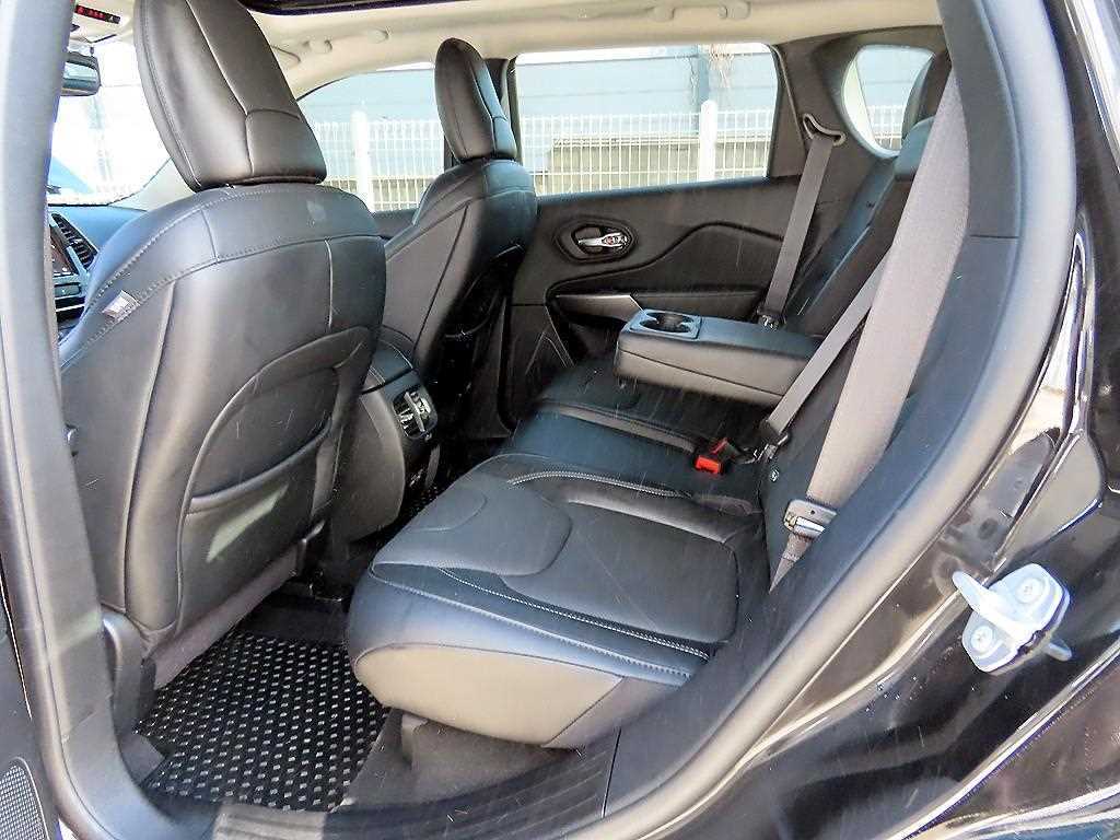 Jeep Cherokee — photo 06