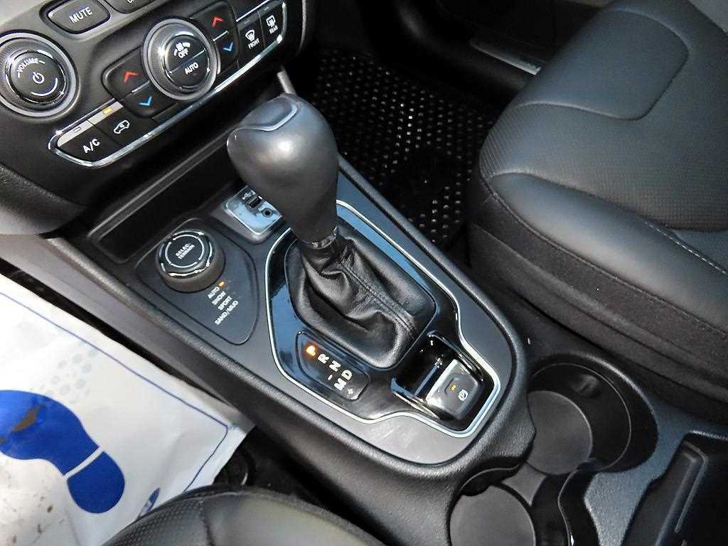 Jeep Cherokee — photo 10