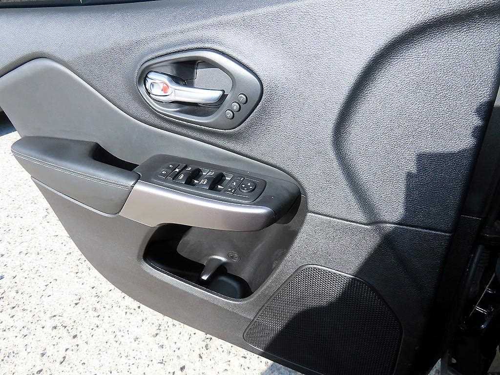 Jeep Cherokee — photo 11