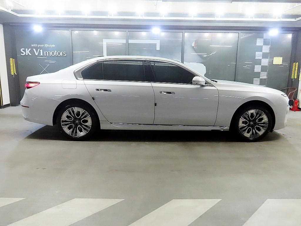BMW 7-Series — photo 03
