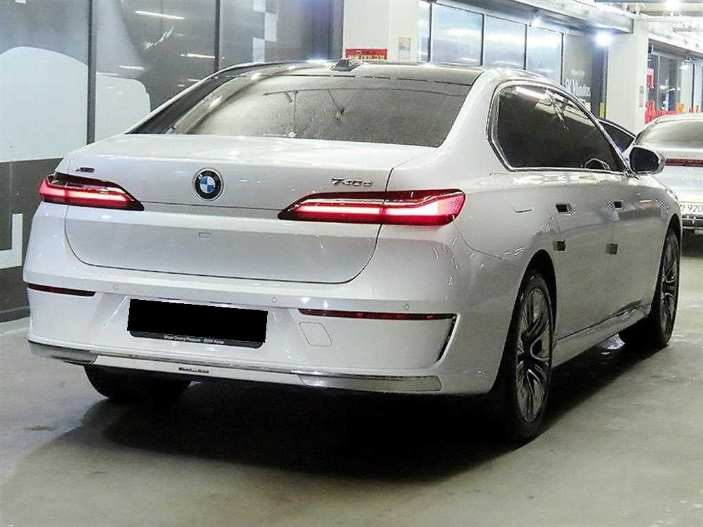 BMW 7-Series — photo 04