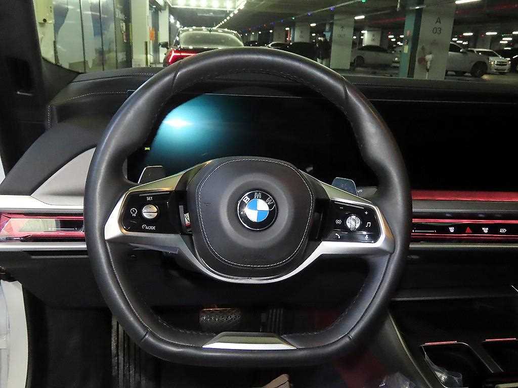 BMW 7-Series — photo 08