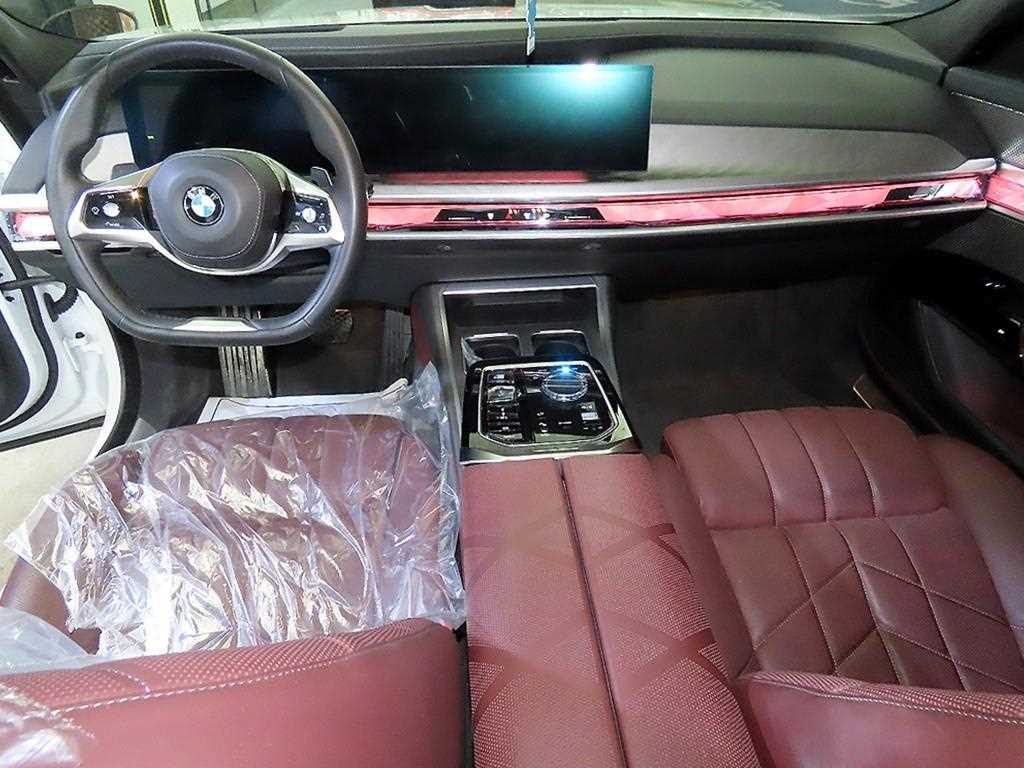 BMW 7-Series — photo 10