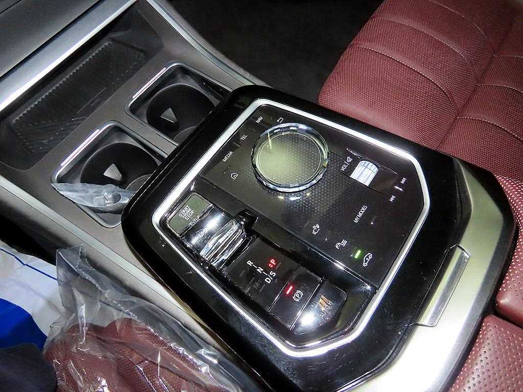 BMW 7-Series — photo 12