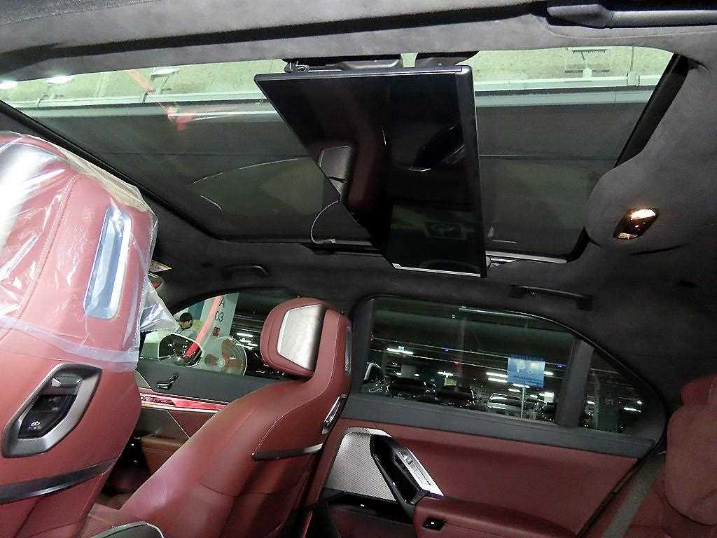 BMW 7-Series — photo 15