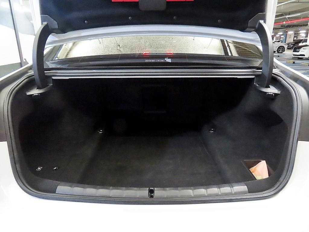 BMW 7-Series — photo 16