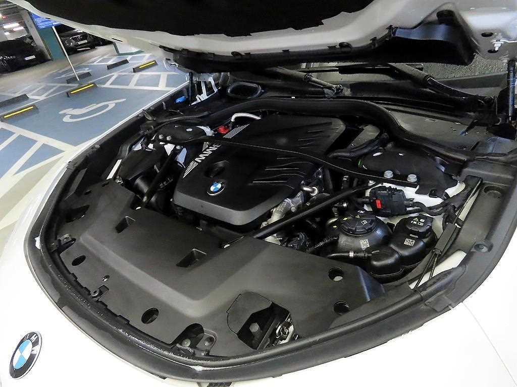 BMW 7-Series — photo 19