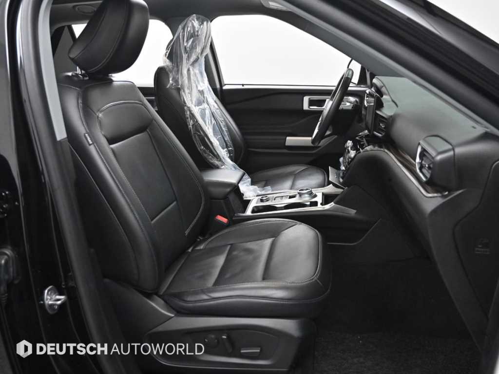 Ford Explorer — photo 10