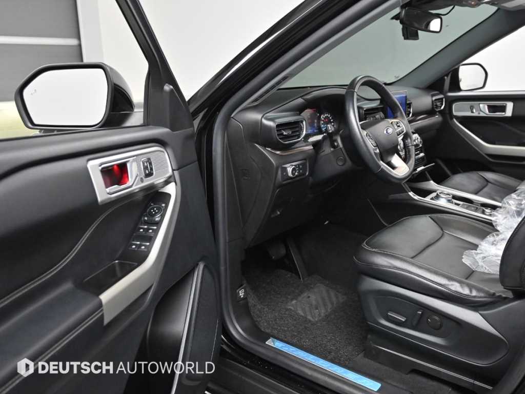 Ford Explorer — photo 11