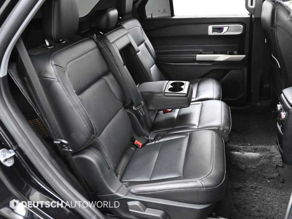 Ford Explorer — photo 12
