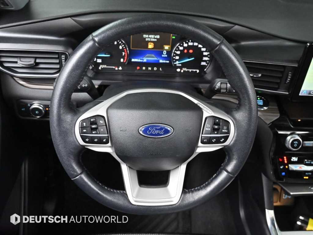 Ford Explorer — photo 13