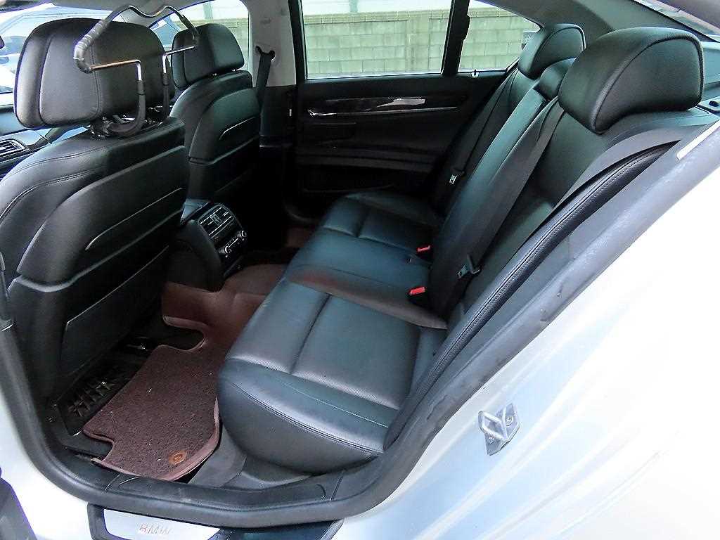 BMW 7-Series — photo 06