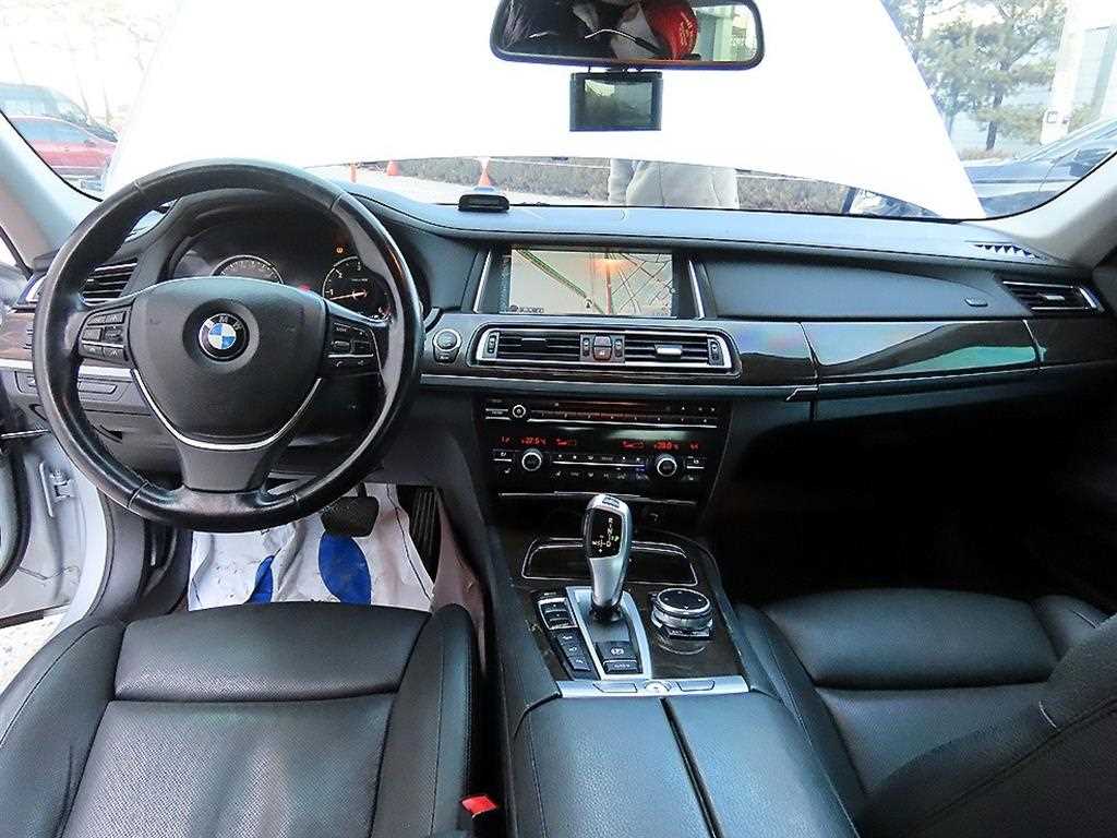 BMW 7-Series — photo 07