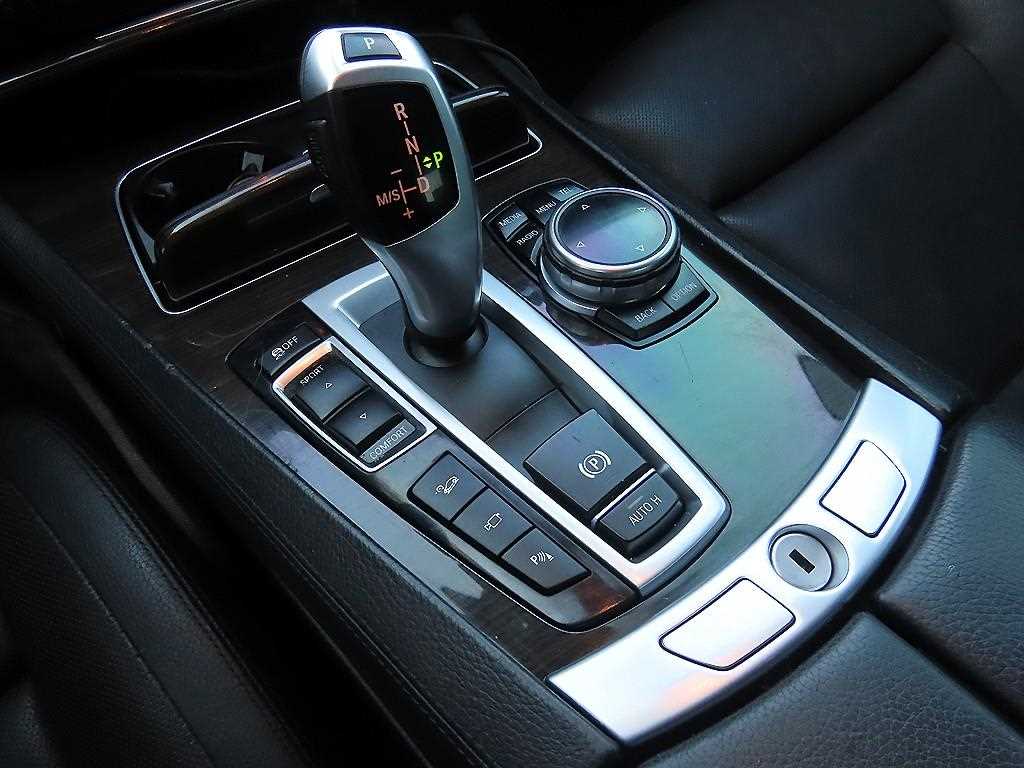 BMW 7-Series — photo 11