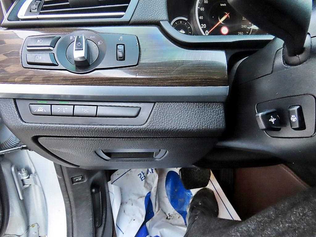 BMW 7-Series — photo 12