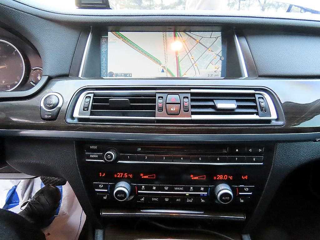 BMW 7-Series — photo 13