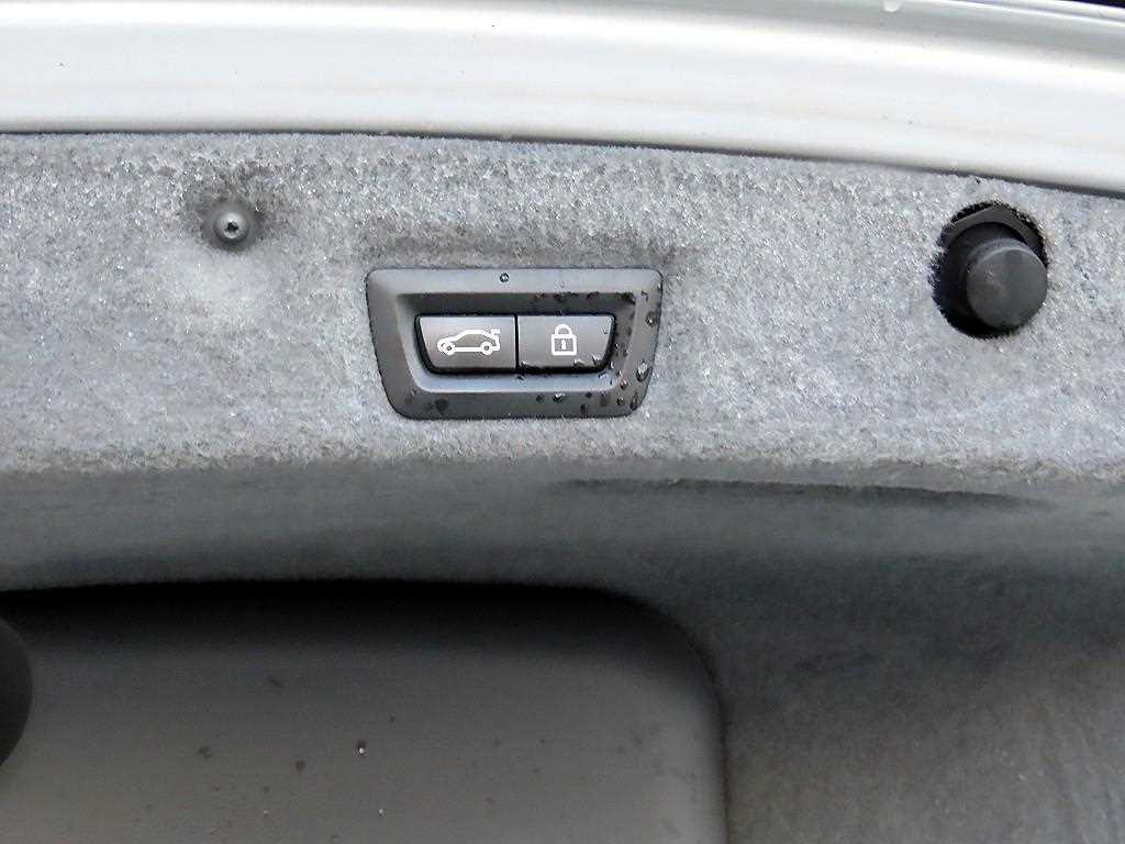 BMW 7-Series — photo 16