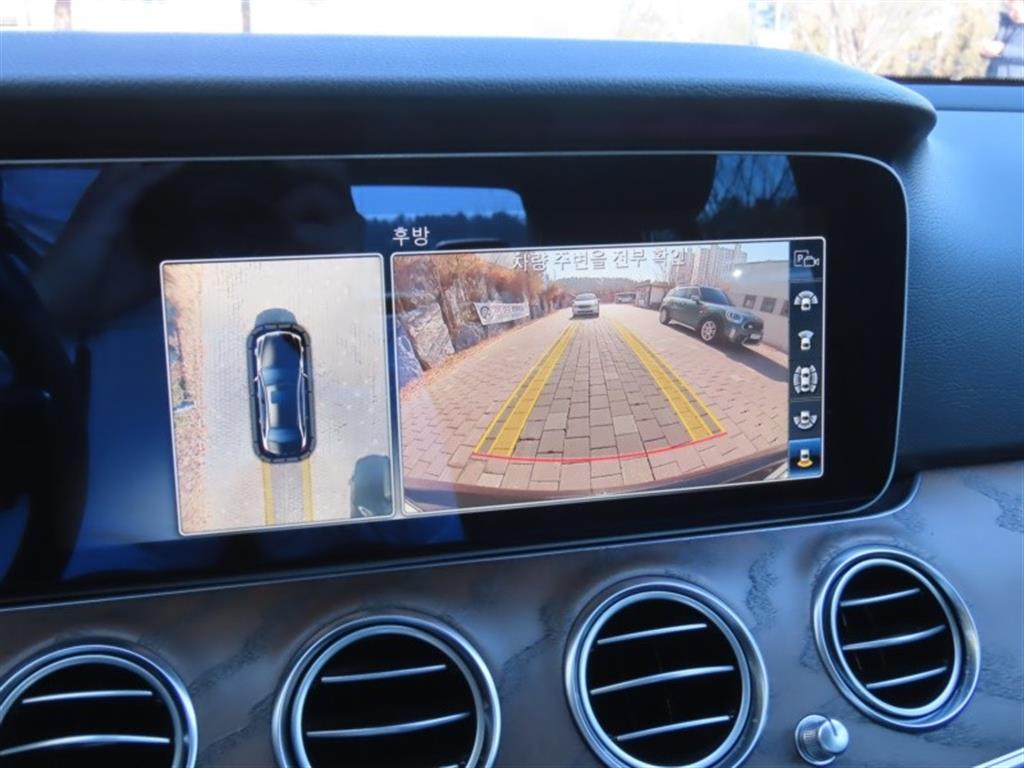 Mercedes-Benz E-Class — photo 10