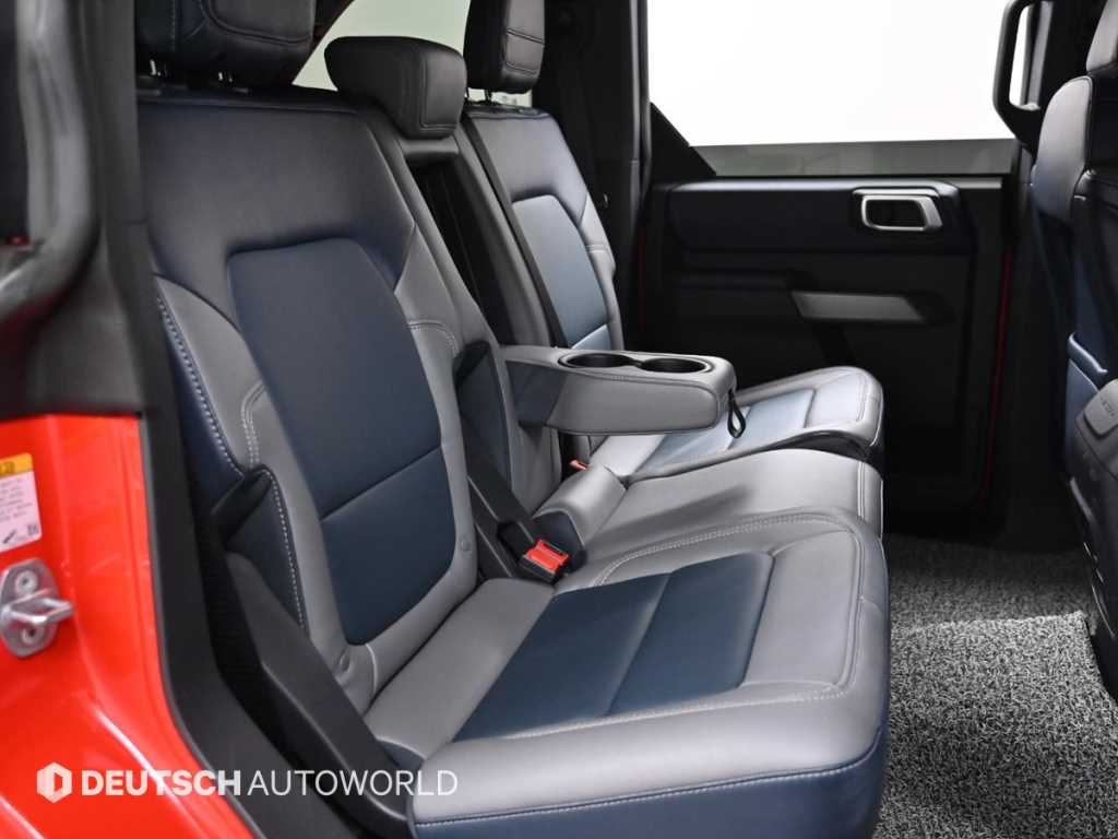 Ford Bronco — photo 12