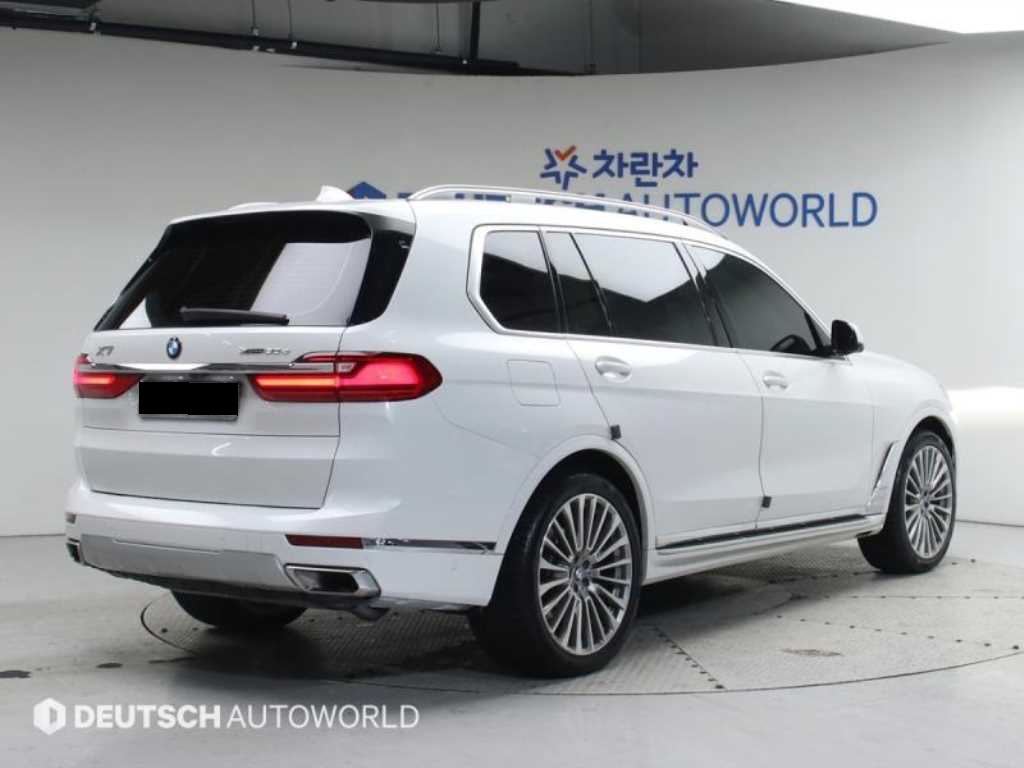 BMW X7 — photo 02