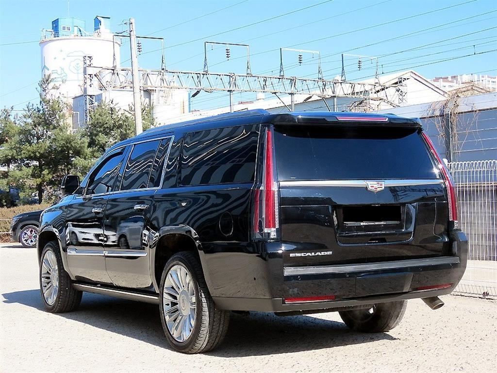 Cadillac Escalade — photo 02