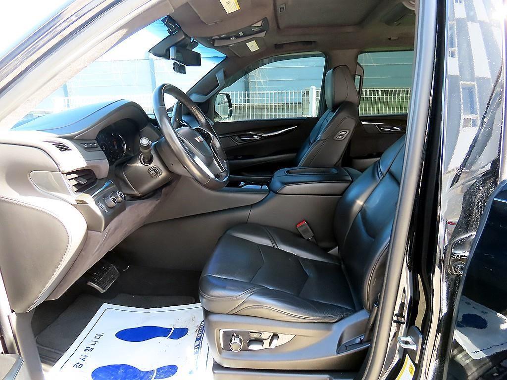 Cadillac Escalade — photo 04