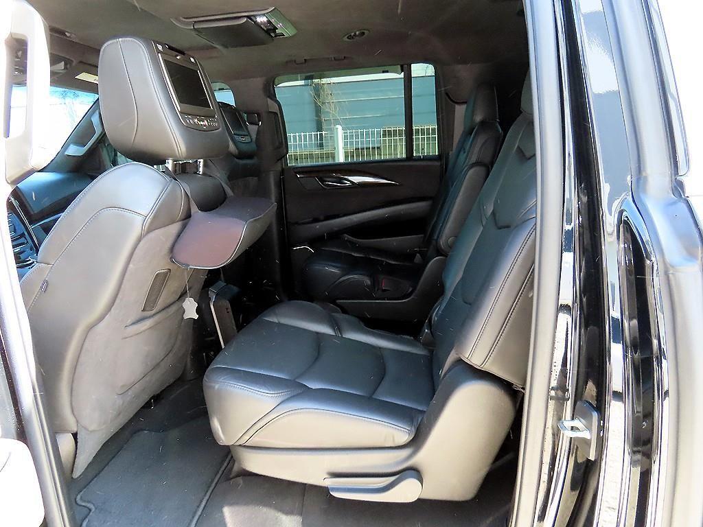 Cadillac Escalade — photo 05