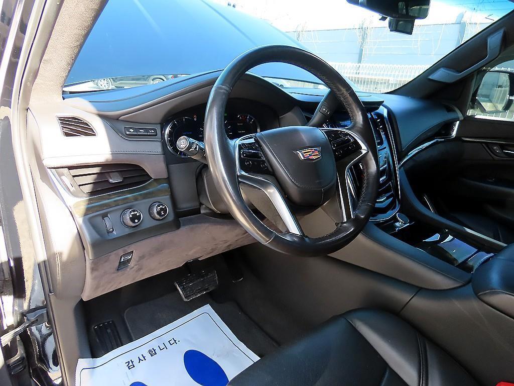Cadillac Escalade — photo 06