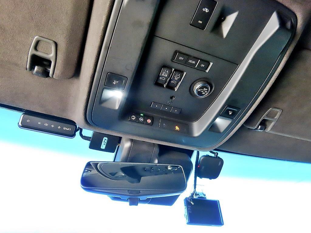 Cadillac Escalade — photo 12