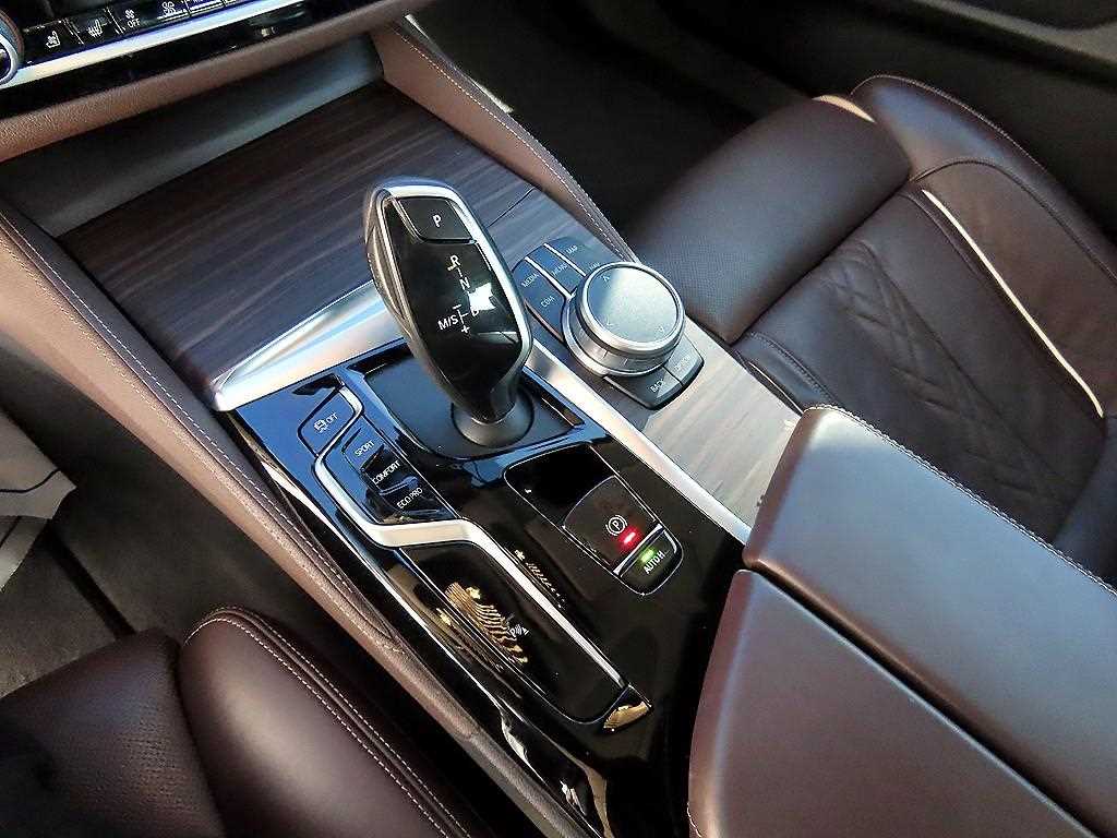 BMW 5-Series — photo 11