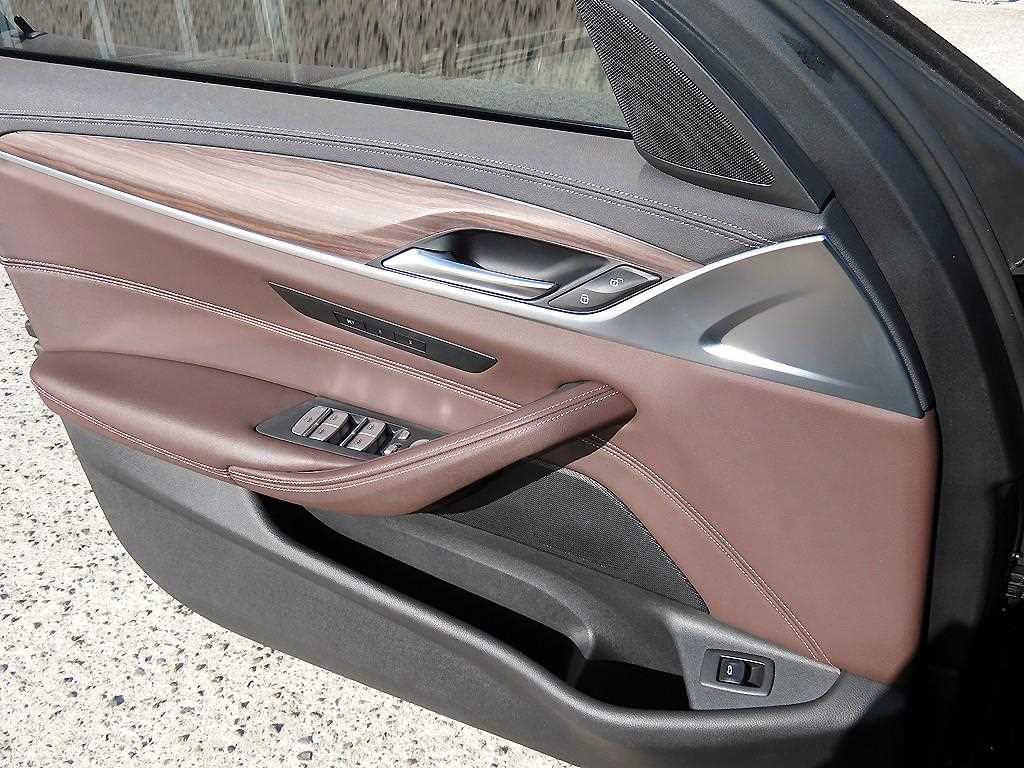 BMW 5-Series — photo 12