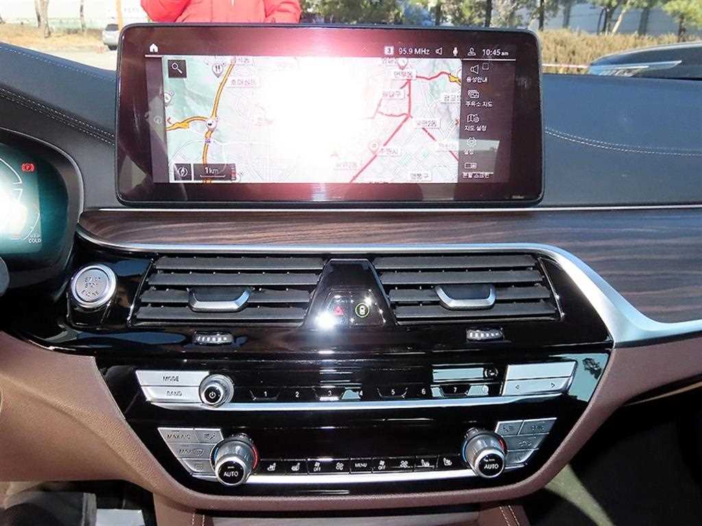 BMW 5-Series — photo 13