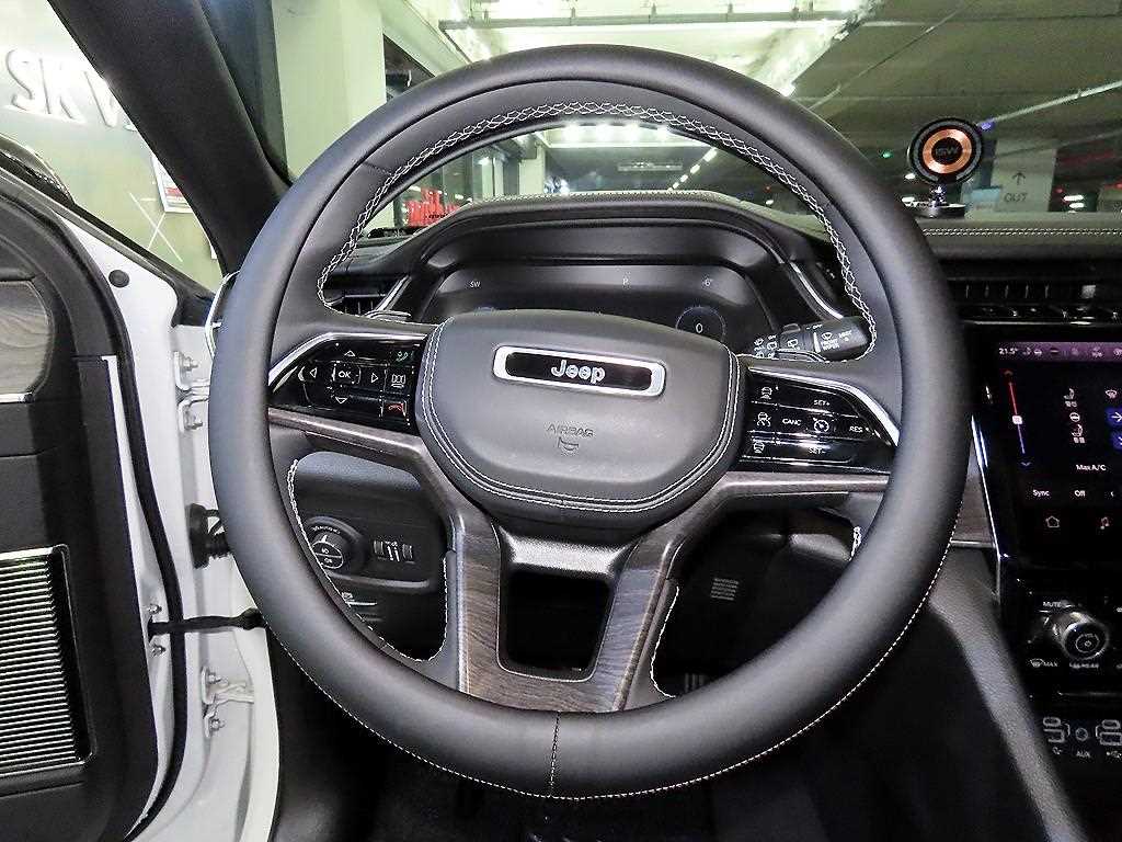 Jeep Cherokee — photo 08
