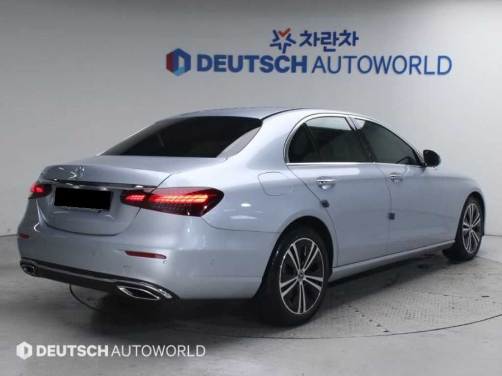 Mercedes-Benz E-Class — photo 02