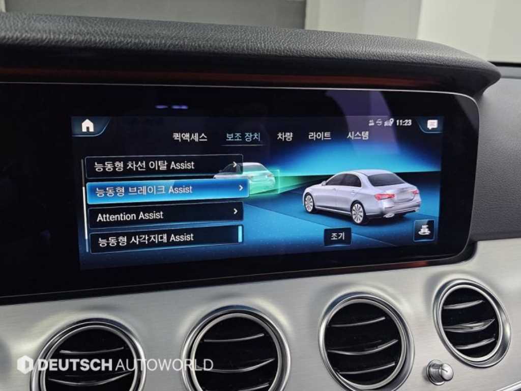 Mercedes-Benz E-Class — photo 17