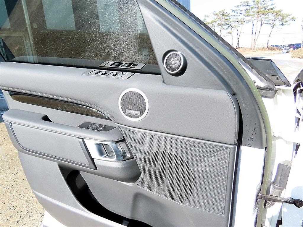 Land Rover Discovery — photo 11