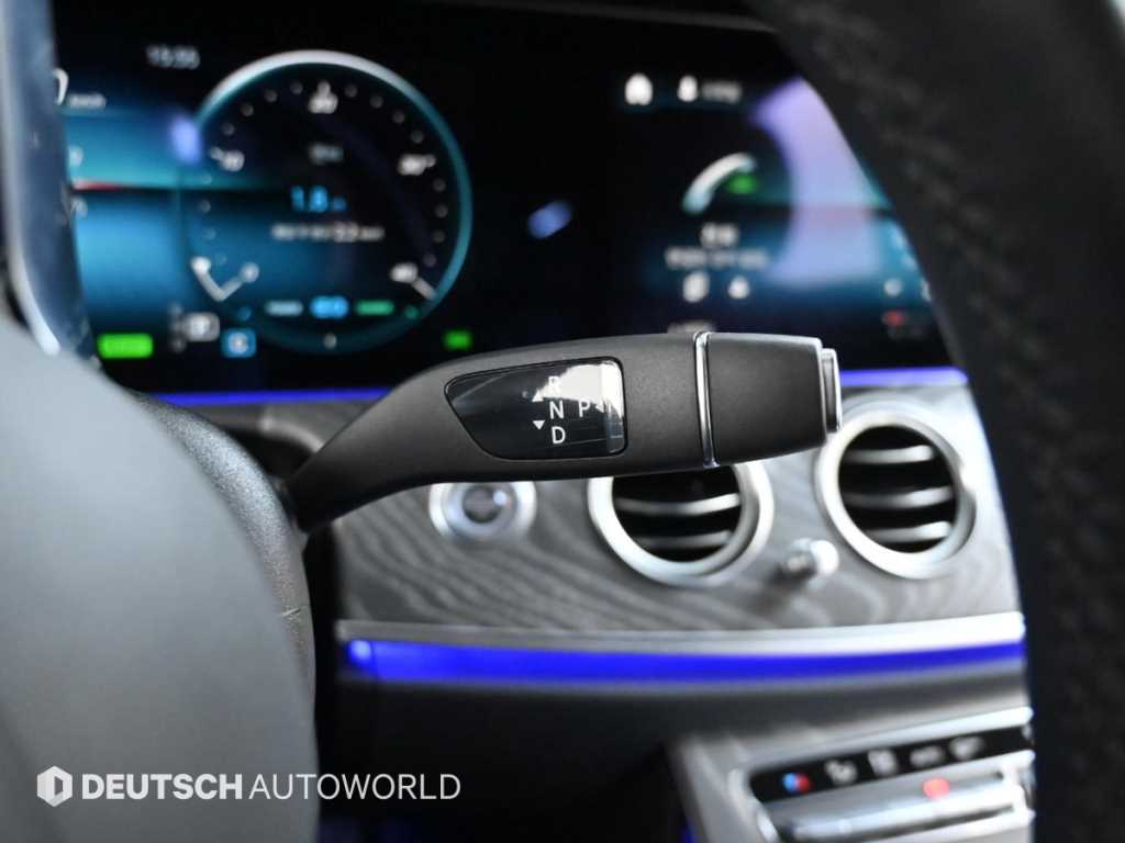 Mercedes-Benz E-Class — photo 09