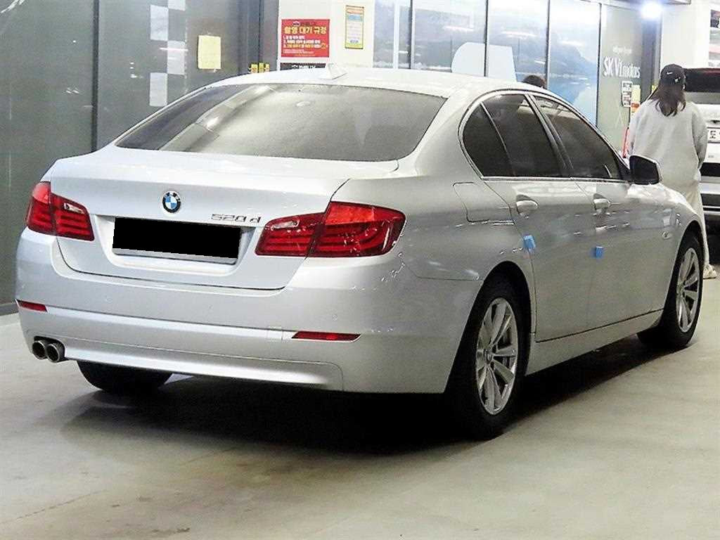 BMW 5-Series — photo 04