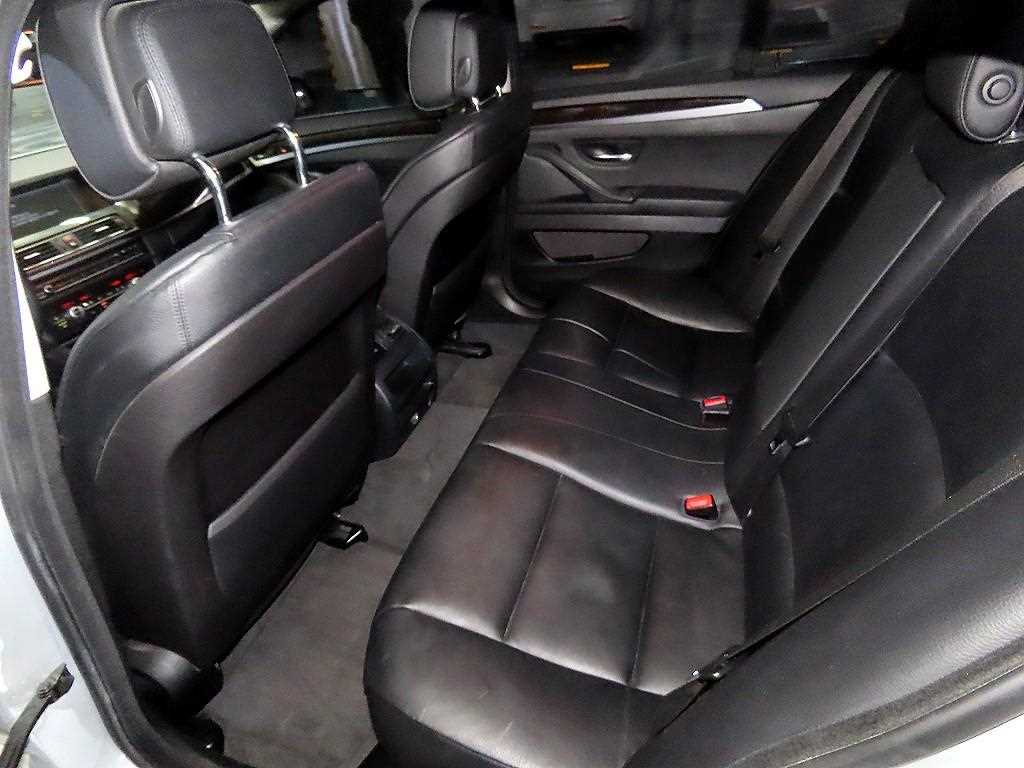 BMW 5-Series — photo 07