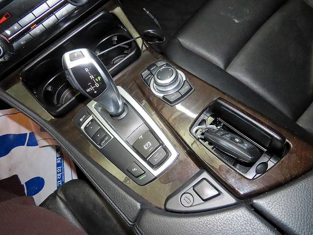 BMW 5-Series — photo 12