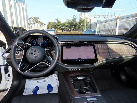 Mercedes-Benz E-Class — photo 07