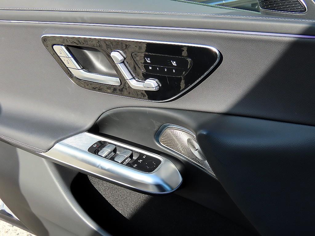 Mercedes-Benz E-Class — photo 12