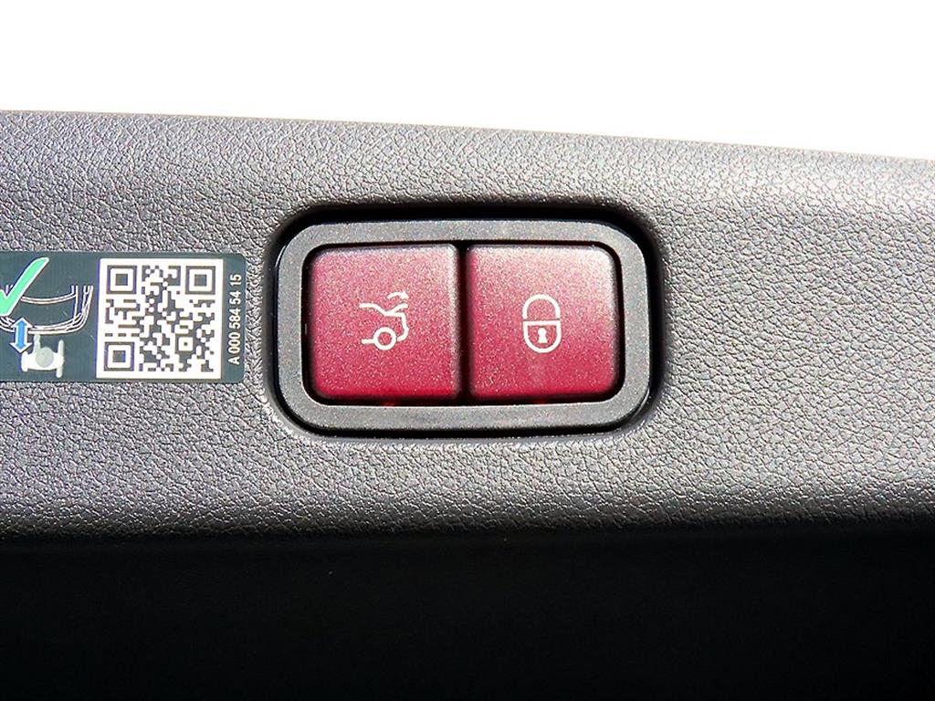 Mercedes-Benz E-Class — photo 16