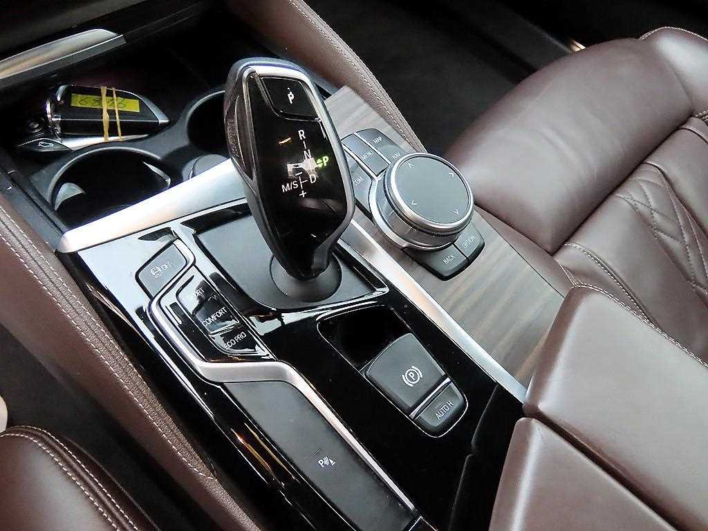 BMW 5-Series — photo 11
