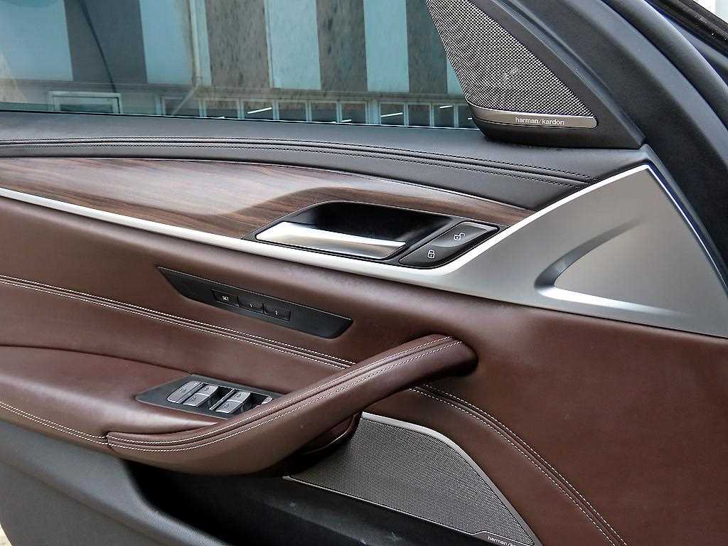 BMW 5-Series — photo 12