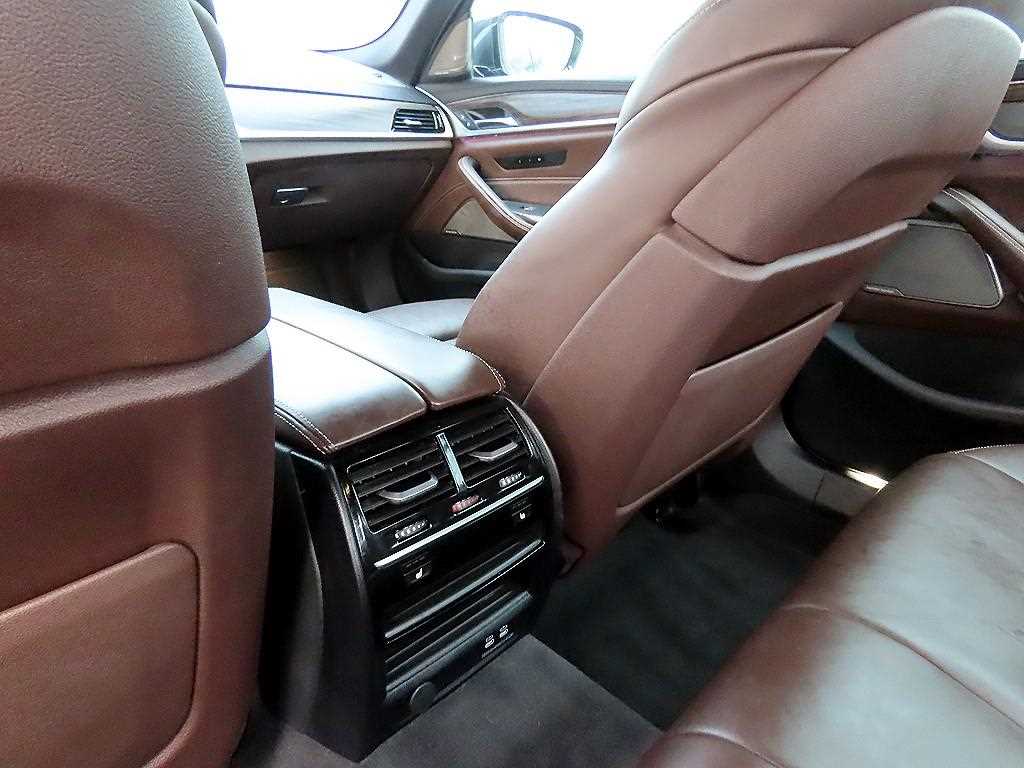 BMW 5-Series — photo 16