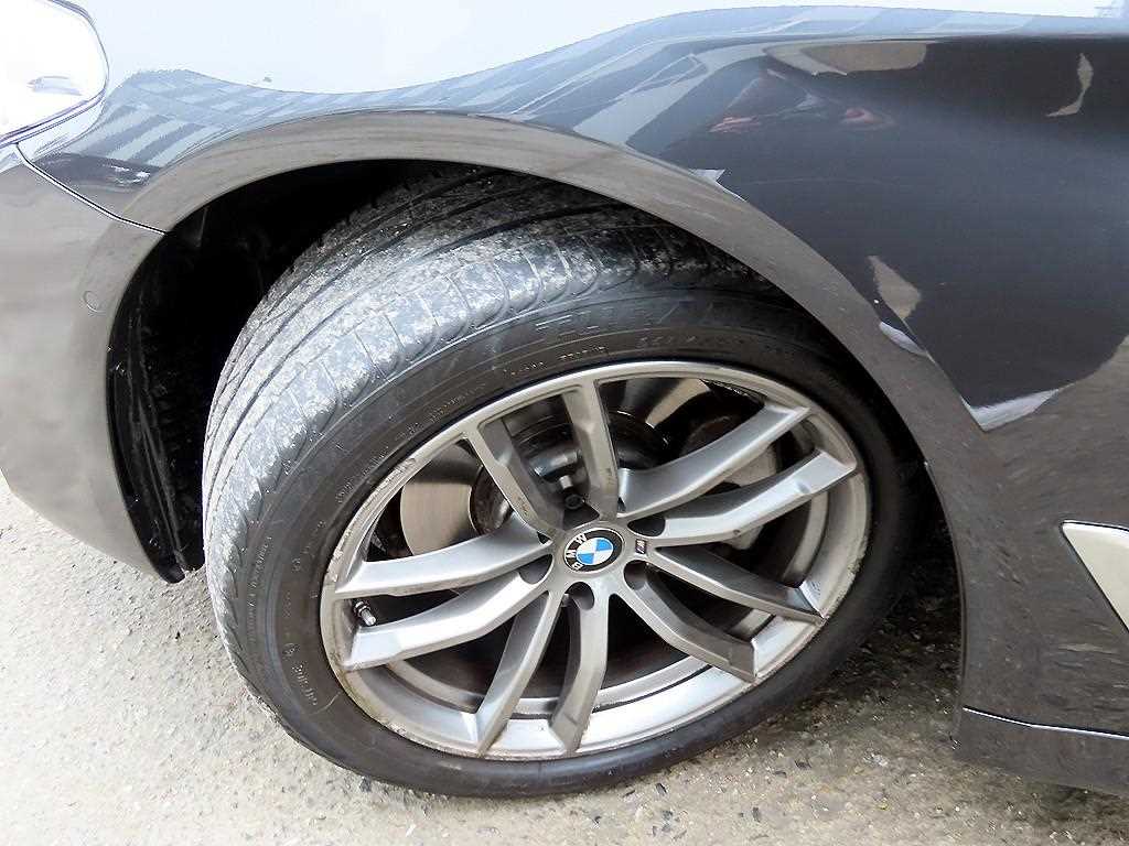 BMW 5-Series — photo 20