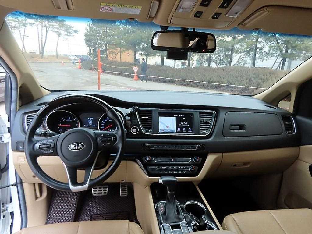 Kia Carnival — photo 07