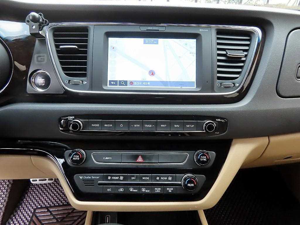 Kia Carnival — photo 12